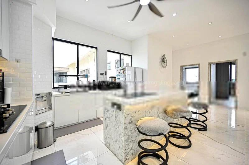 7 Bed Apartment (Condo) for Sale in  Avon Park - Image 1